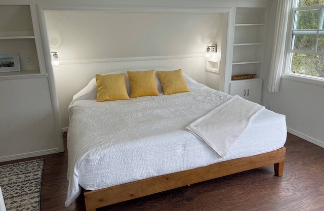 Trinity Alps - Studio-Style Suite with Panoramic Bay Views