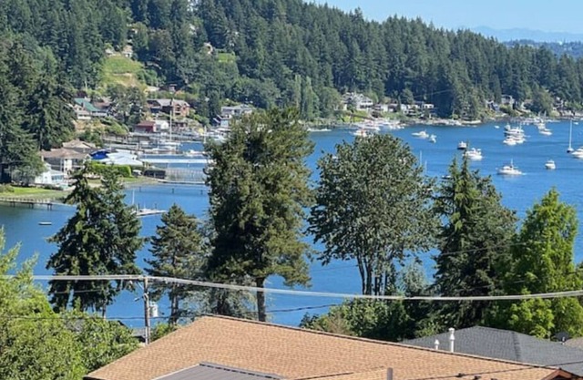 Harbor Views, Enjoy Restaurants & More Nearby