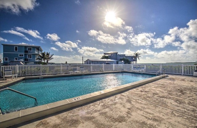 Harborage 2/2, dock, pool, 1-dog ok