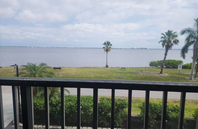 Harborfront Views, Rooftop Pool, walking distance to Fishermen's Village!