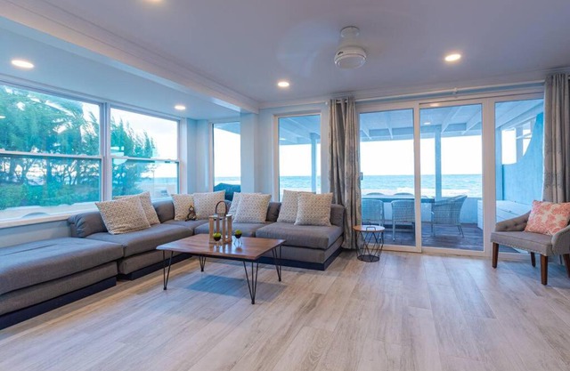 Harbour Mews - Oceanfront Townhouse