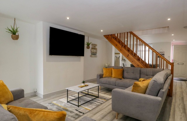 HARBOUR RETREAT, pet friendly, character holiday cottage in Haverigg