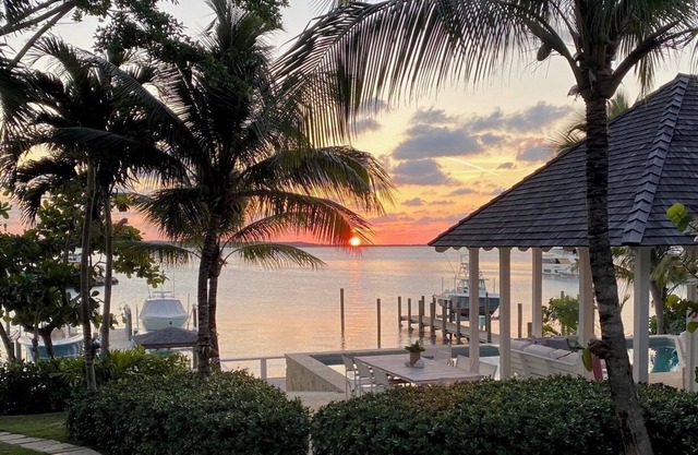 HARBOUR VIEW - Bayfront Bliss! Luxury escape with stunning sunset views!