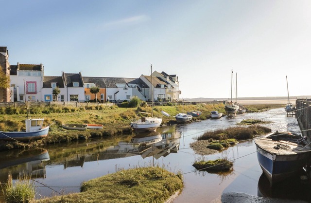 HARBOUR VIEW, pet friendly, character holiday cottage in Haverigg