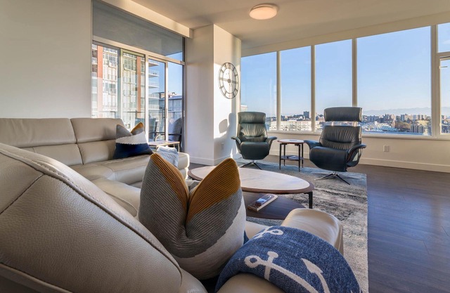 Harbour Views-Beautiful Suite, Exceptional Views, AC and lots of Amenities by Victoria Prime!