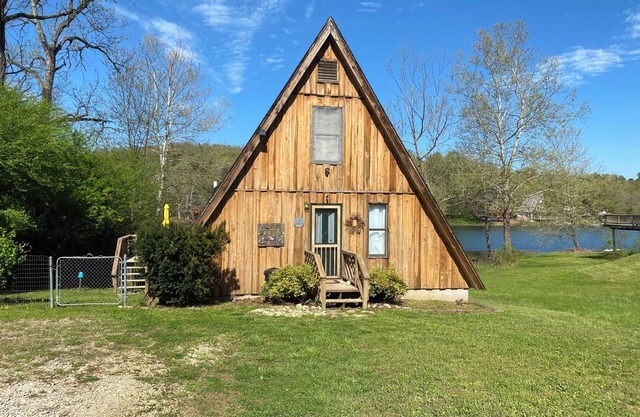Hardy Lakefront Aframe Cabin + Kayak + Paddle Boat