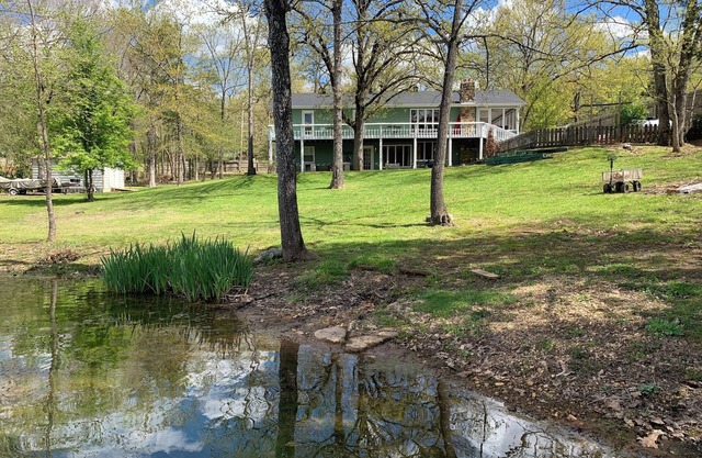 Hardy Lakehouse Lilypad, large 3-bedroom house on lake with boats and game room