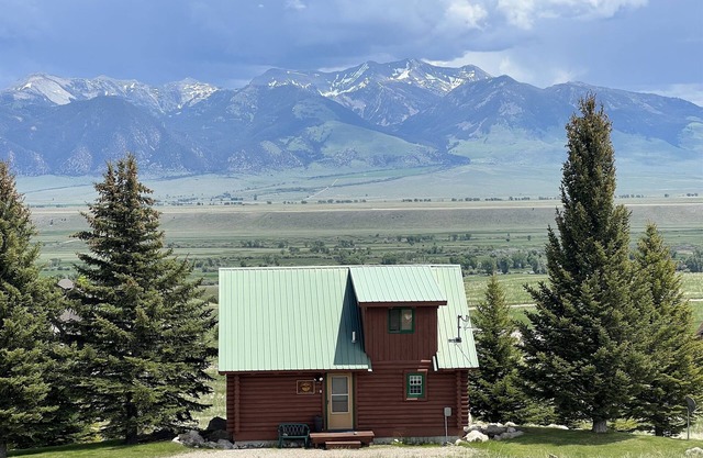 Entzückendes Montana Blockhaus mit Blick auf das Madison River Valley