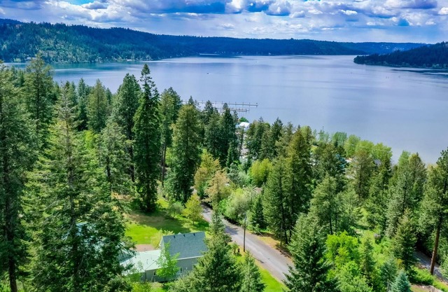 Harrison Hideaway, near CDA Walk to Trails & Lake!