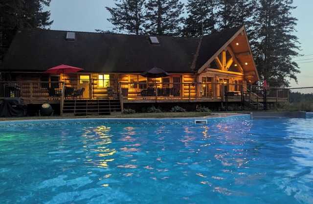 Harrison Oak Chalet/ 5 minutes to Harrison Lake, with game room & deck