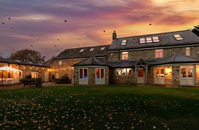 Harrogate House Retreat - Sleeps 31, Steam Room, 2 Hot tubs
