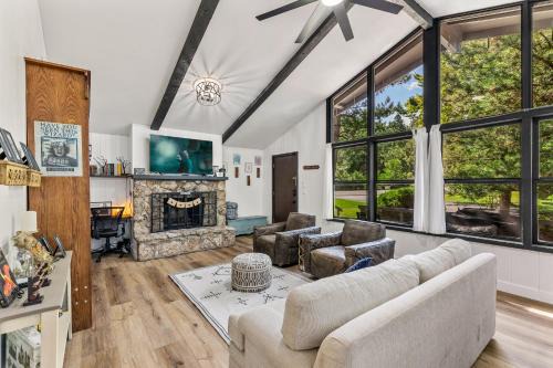 Harry Potters Hideaway- Walking distance to golf course, food, coffee, shops, ice cream, athletic club and more!