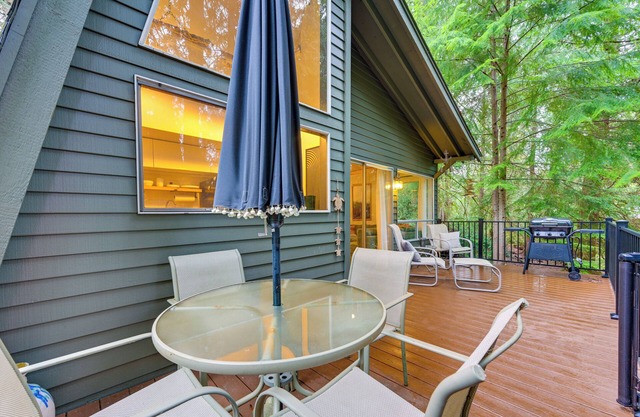 Harstine Island Cabin w/ Fire Pit: Walk to Beach!