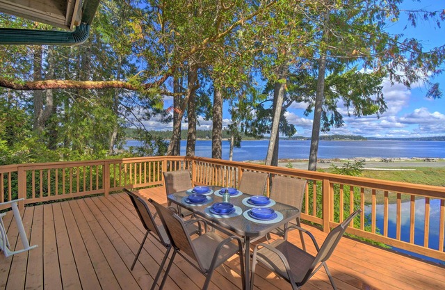 Harstine Island Home: Beautiful Beach & Views