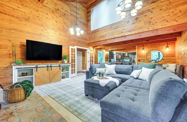 Harstine Island Home w/ Hot Tub & Beach Access!