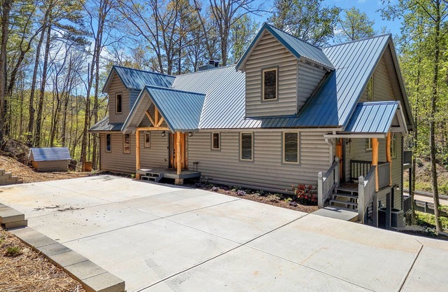 Hart's Treehouse bring the whole family with tons of space