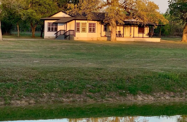Hartfield House Farmhouse Retreat on 12 acres