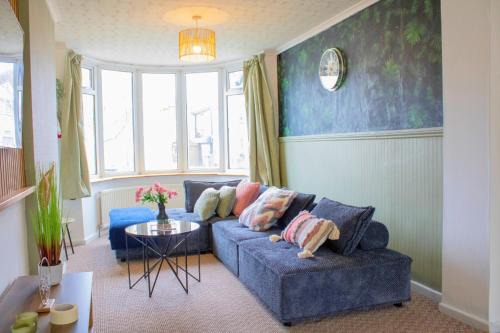 Harvard House, Stylish 3 Bedroom House in Solihull 5 mins to the NEC, BHX ,JLR with free parking