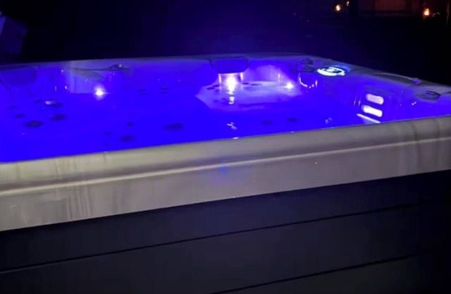 Harwich Home. Wychmere Beach club 1.6 mi away. Hot-tub year round, pet friendly.