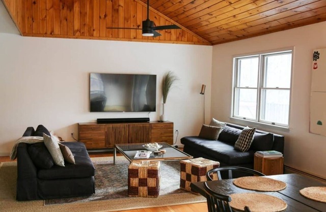 Hastings Hideaway - Cozy Cabin, Sleeps 10