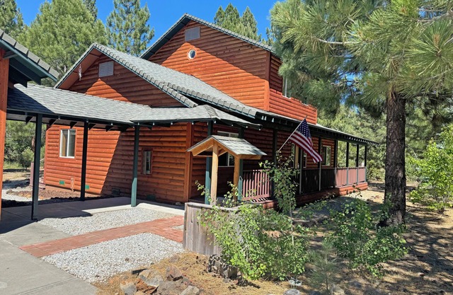 3-bdm Cabin near Mt Lassen in Old Station w/ creek, near fishing & hiking