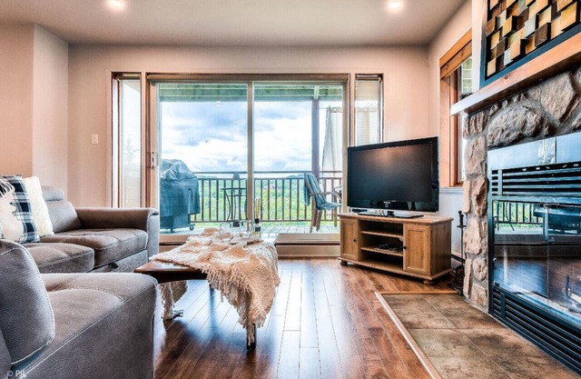 Hauts-Bois Ski In/Out 2brs w/Pool Access (193-1)
