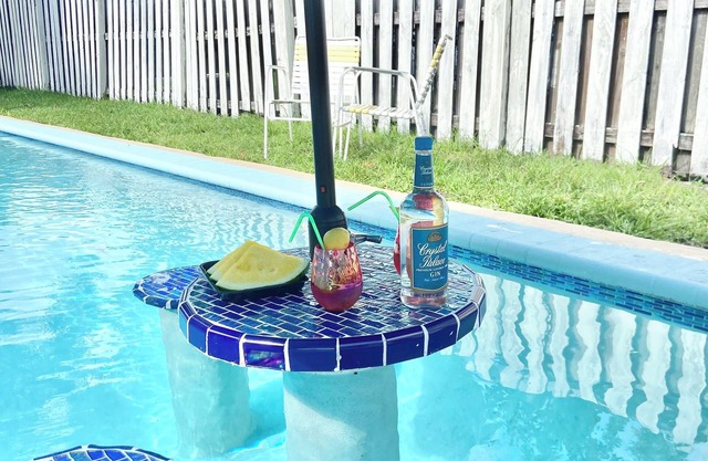 Have a great relaxing time with the whole family in this pool getaway!