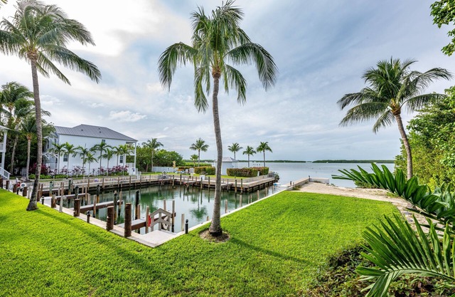 Have Fun at this Beachfront Paradise with Outdoor Pools, Free Parking!