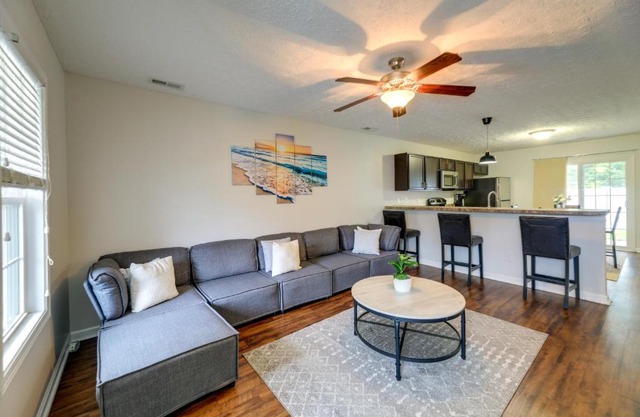 Havelock Home Private Yard, 2 Mi to Cherry Point!
