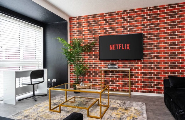 Haven Noir by CEFAS - Pool Table - City & Man Utd