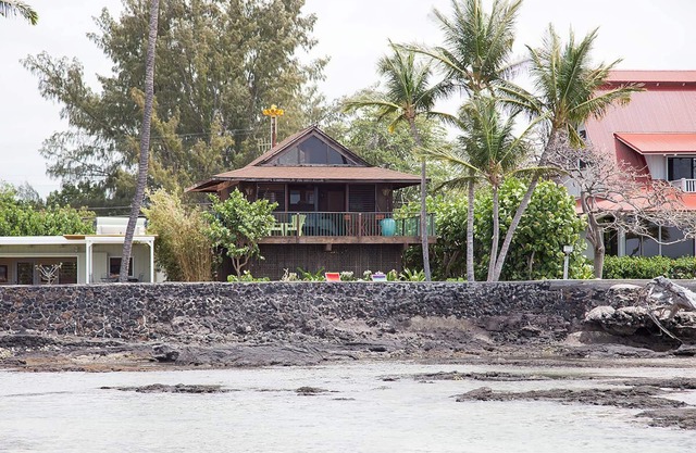 Absolute Oceanfront Puako Bungalow - Prüfen Sie unsere Sommer-Sonderpreise.