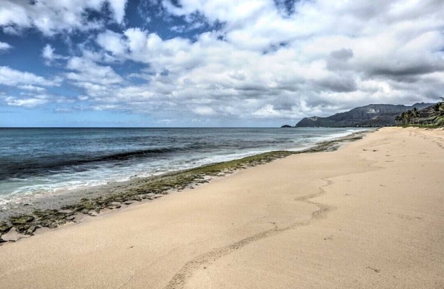 Hawaiian Beachfront House mit Hof, Lanai & Ansichten!