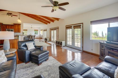 Hawaiian Retreat with Ocean Views in Captain Cook!