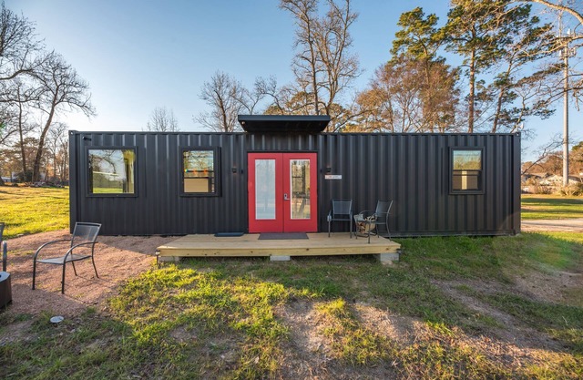 Hawg Boss: 2 mins to Lake Conroe! Heated Pool, Fire Pit, Stocked Ponds