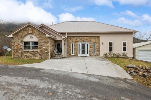 Hawk Nest Hot Tub, Fireplace, Jacuzzi