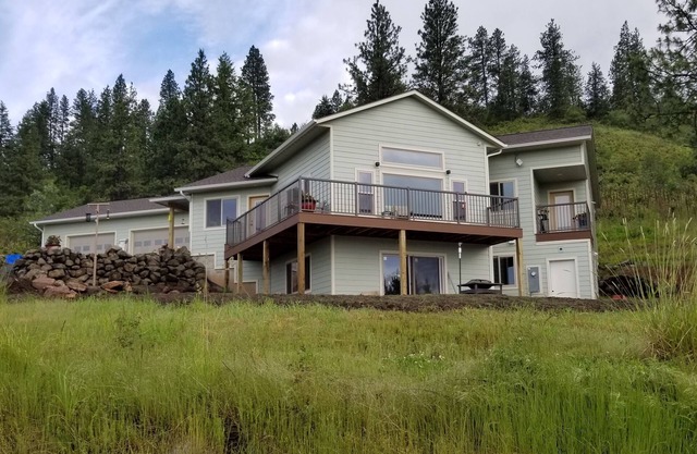 Hawk's Nest Entire 1650 Sqft lower level.