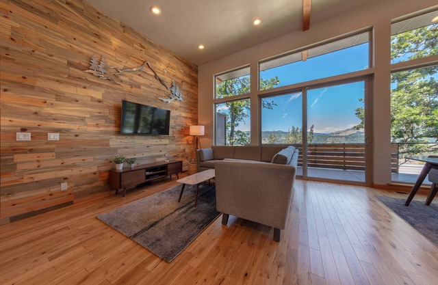 Ihre Hood River Oase erwartet Sie! Modern und luxuriös. Schauen Sie sich das Billardzimmer an!