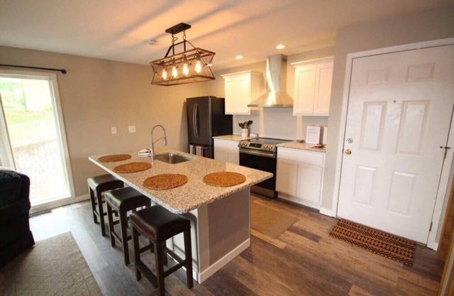 Hawks Nest Condo -Lake View -Beautifully Updated -King Bed -Minimal Steps!