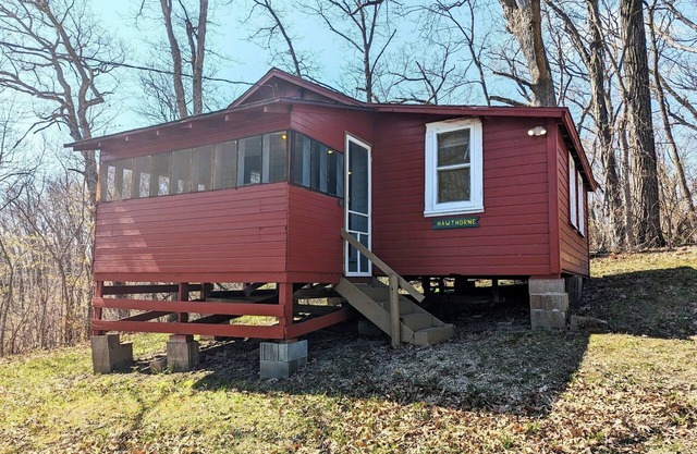 Hawthorne Cabin - Screened in Porch with Lake Views & Pet Friendly