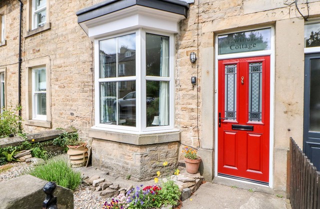 HAWTHORNE COTTAGE, pet friendly, with a garden in Cotherstone