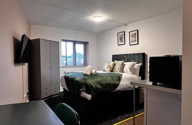 Komfort-Studio-Ensuite Dusche-Strassenblick-Free Private Parking