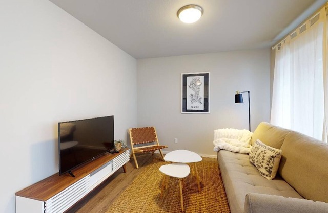 Hazel's Hideaway: A/C in walkable neighborhood