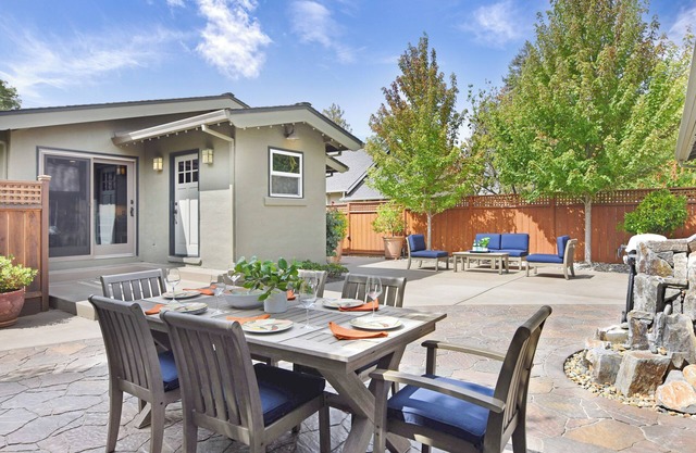 Healdsburg Bungalow w/ Spa Walk to Plaza