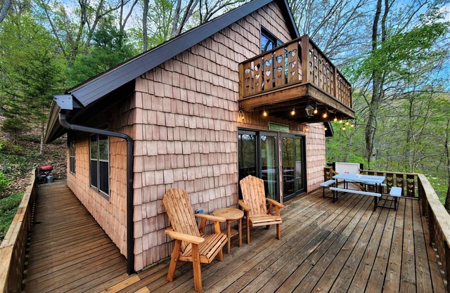 Heart Haus on the Hill - Near Hocking Hills, Updated/Private/Comfortable!