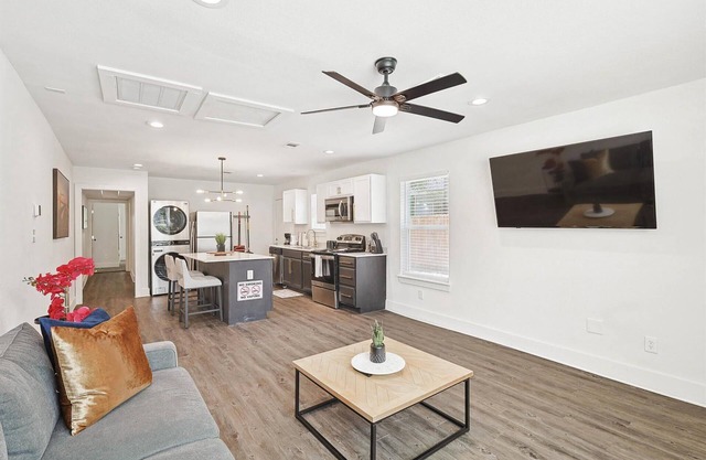 Heart of Dallas, 2-BD Yard in Bishop Arts