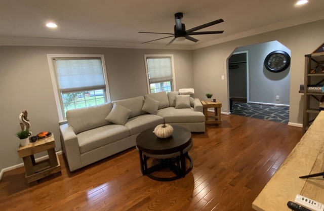 LUXURY LIVING/PEACEFUL HEART OF DANVILLE 3KING Bd./2Ba./FIRE-PIT