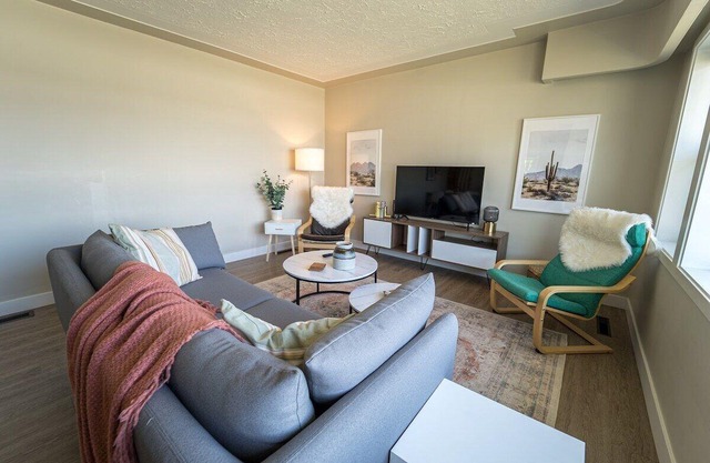 Heart of Downtown Kamloops - W/D + King Bed