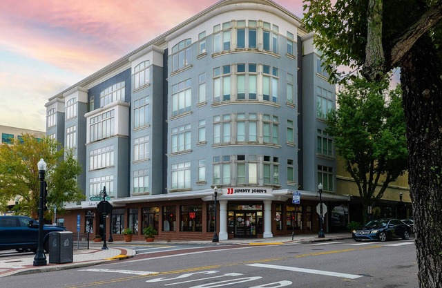 Heart of Downtown Lakeland - Urban Luxury Loft. Studio + Memory Foam Sofa Bed
