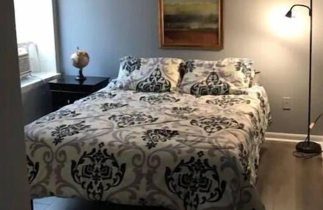 Heart of downtown Norwich close to casinos. Unit 4