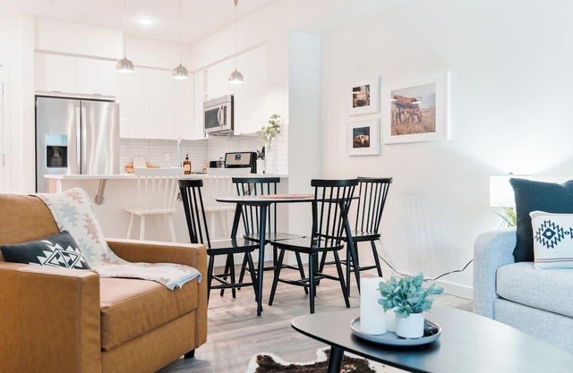 Heart of DT| Western Themed Lux Condo | UG Parking